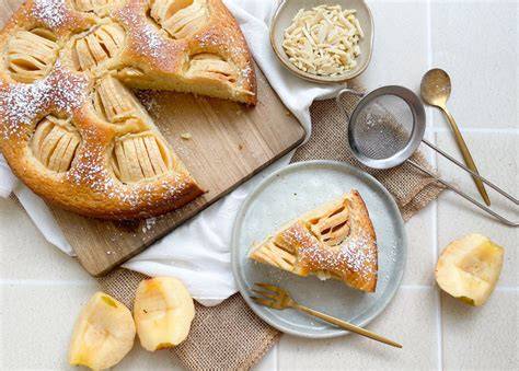 gedeckter Apfelkuchen, ästhetisch angerichtet auf einer Kaffeetafel