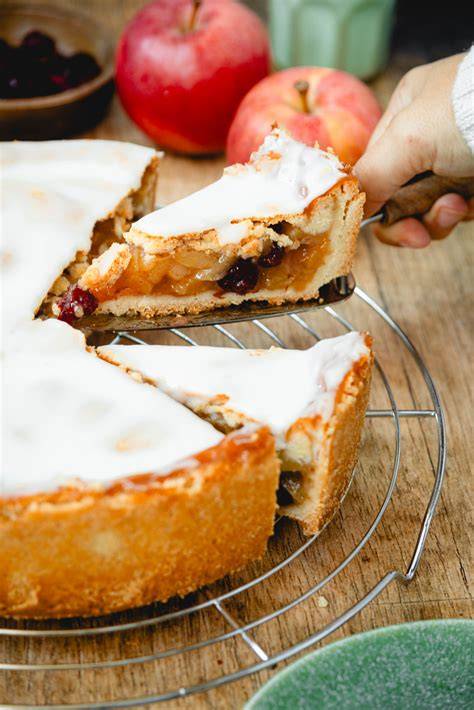 gedeckter Apfelkuchen angeschnitten