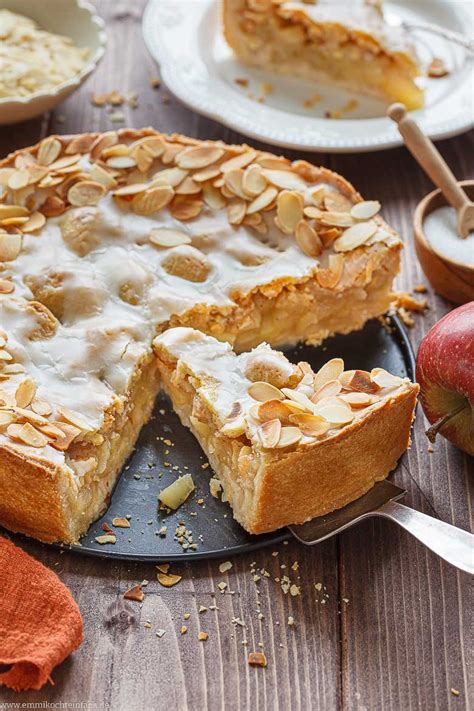 gedeckter Apfelkuchen im Anschnitt - saftige Füllung sichtbar