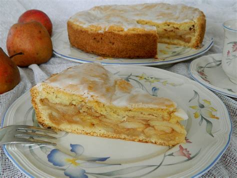 gedeckter Apfelkuchen klassisch mit Zuckerguss