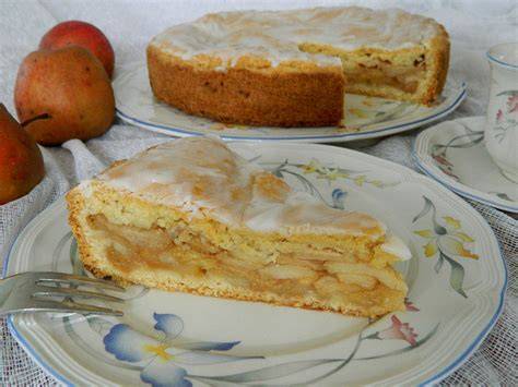 gedeckter Apfelkuchen mit Zuckerguss auf einem Kuchengitter