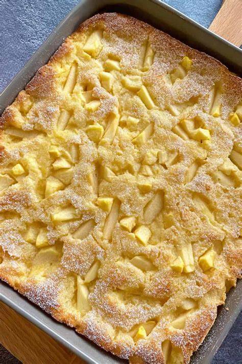 gedeckter Apfelkuchen vor dem Ofen