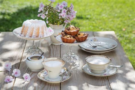 gedeckter Kaffeetisch mit Blechkuchen und Brötchen bei einer Trauerfeier