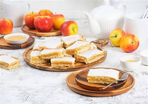 gedeckter Kaffeetisch mit veganem Apfelmuskuchen, Apfelschnitzen und Tee