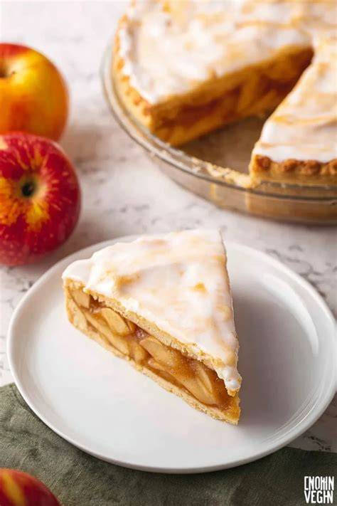 gedeckter veganer apfelkuchen nach dem anschneiden