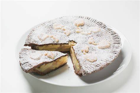 gedeckter-apfelkuchen-mit-puderzucker