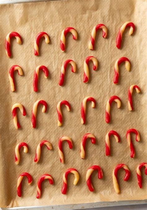 gefärbte zuckerstangen plätzchen auf backblech