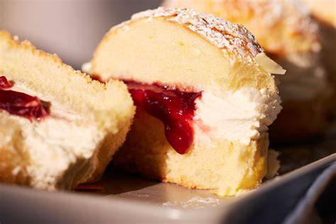 gefüllte Brioche Torte auf dem Tisch