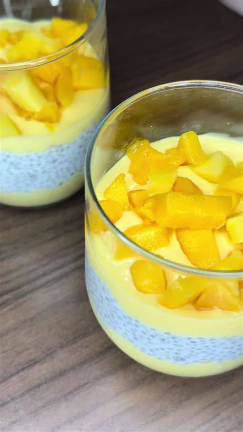 gefüllte Gläser mit Mango Pudding und Kokosflocken