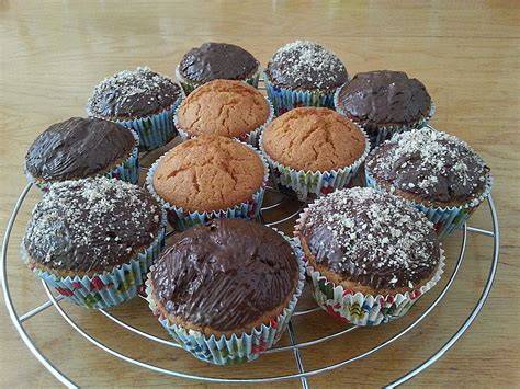 gefüllte Karamell-Muffins im Papierförmchen