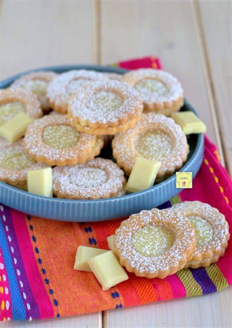 gefüllte Kekse mit weißer Schokoladencreme und Puderzucker