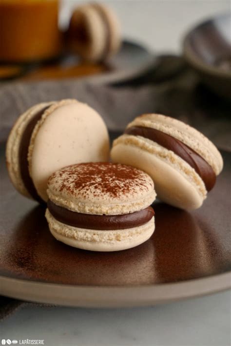gefüllte Macarons mit Schokoladenganache und Karamell
