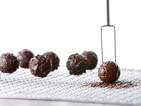 gefüllte Mandel-Nougat-Pralinen auf Pralinen-Gitter