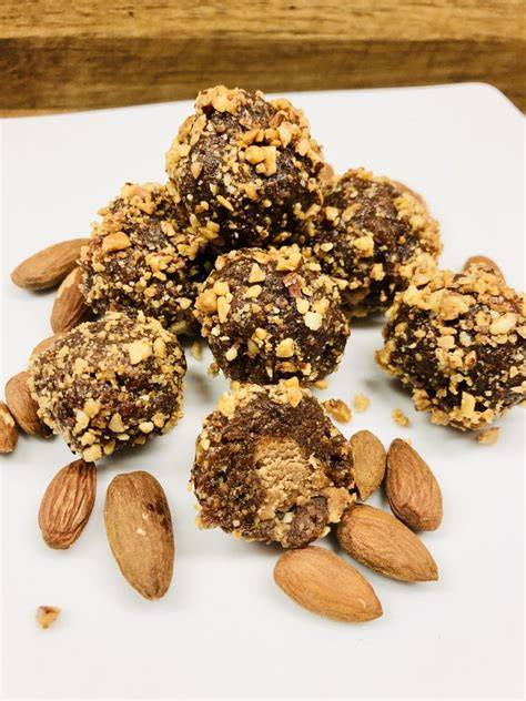 gefüllte Pralinen mit Mandel-Karamell auf Holzbrett