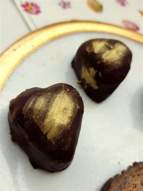 gefüllte Schoko-Pralinen im Silikonförmchen