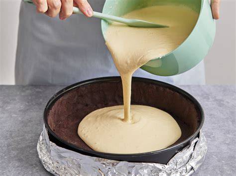 gefüllte Springform mit Käsekuchenmasse