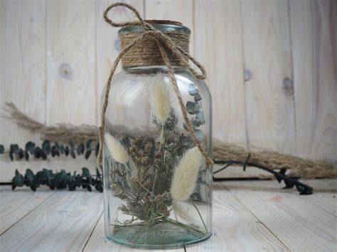 gefülltes Glas mit selbstgemachten Müsliriegeln