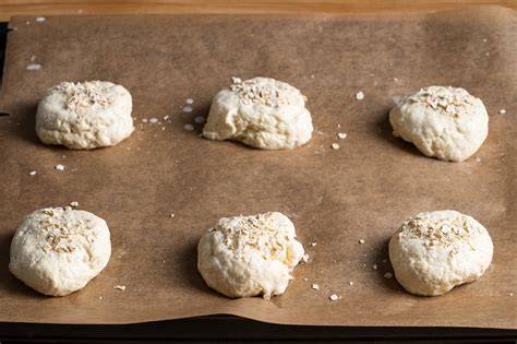 geformte cookie-balls auf blech zum einfrieren