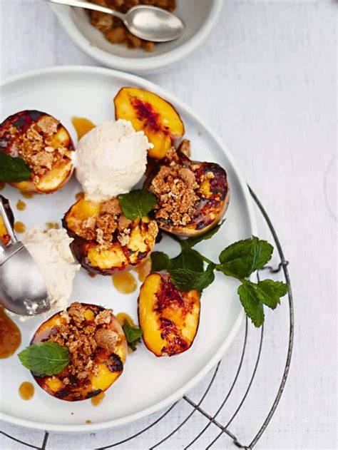 gegrillte Früchte mit Eis auf Grillrost