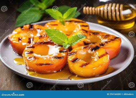 gegrillte Pfirsiche auf Teller
