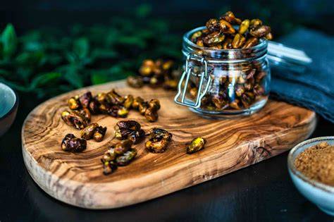 gehackte Nüsse und kandierte Früchte auf Holzbrett