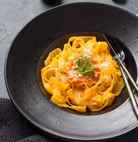 gehobelte Trüffelscheiben über Tagliatelle