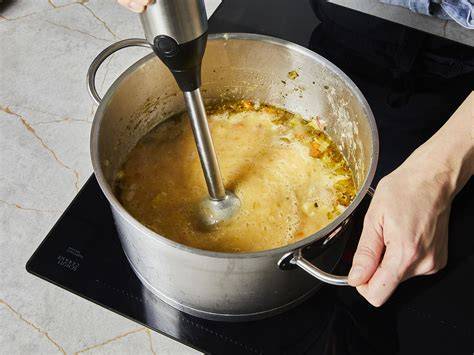gekochte Kürbismasse im Topf vor dem Pürieren