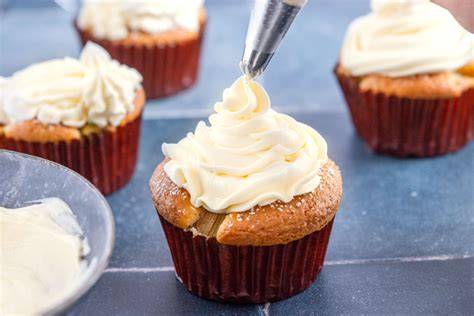 gelbe glasur auf muffin