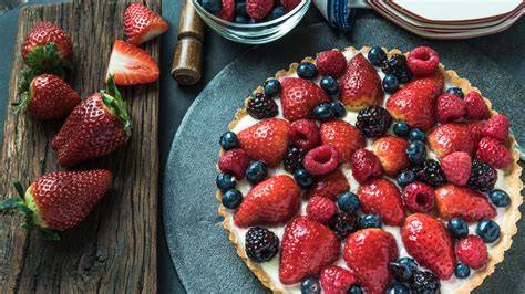 gemischte Beeren auf Kuchenteig