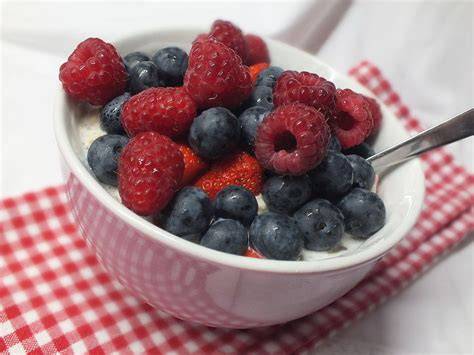 gemischte Beeren auf Puddingcreme