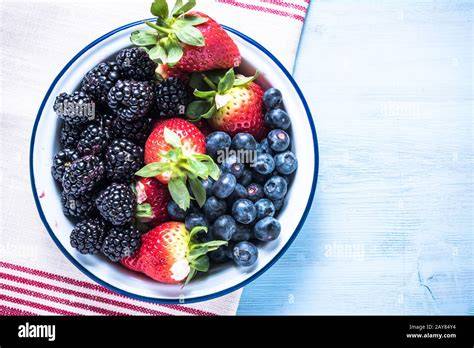 gemischte Sommerbeeren in Schüssel