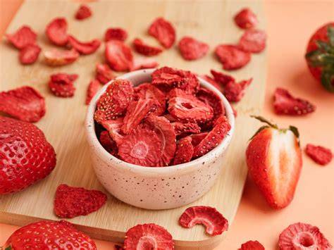 gepulverte gefriergetrocknete Erdbeeren und Pistaziencreme als Dekor