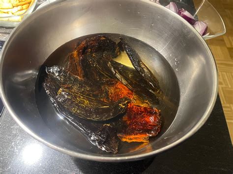geröstete Chilis und pürierte Tomaten für Mole