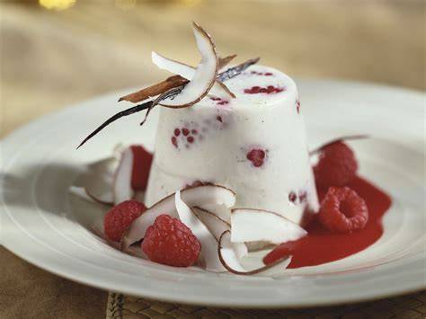 geröstete Kokoschips auf Panna Cotta