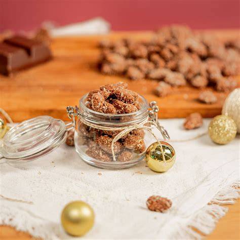 geröstete Mandeln und Kirschen im Dessertglas