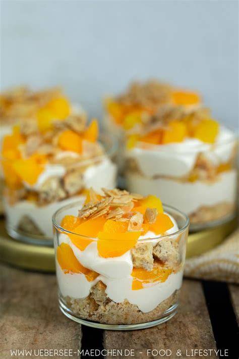 geröstete Mandelstifte und Pfirsich-Creme im Glas