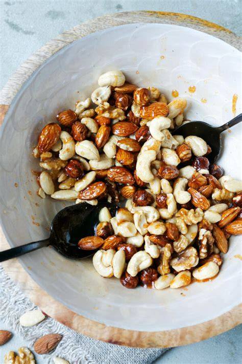 geröstete Nüsse und Crunch für Dessert