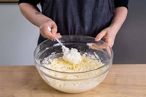 gerührte Käsekuchenmasse in Schüssel