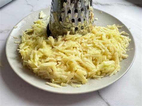 geraspelte Äpfel auf Quarkmasse