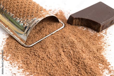 geraspelte Schokolade und geriebene Nüsse auf Holzbrett