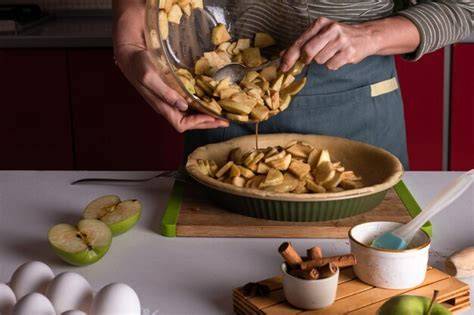 geriebene Äpfel in Schüssel mit Teig