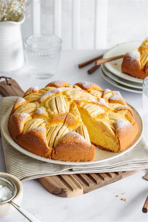 geriebene Äpfel und Apfelmus auf Rührteig