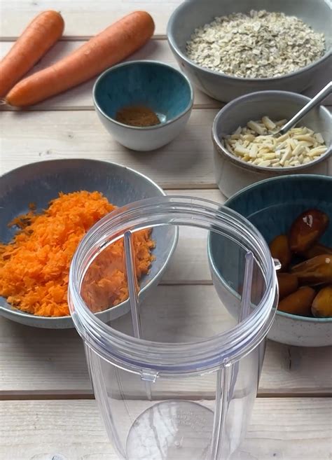 geriebene Karotten und Datteln im Mixer