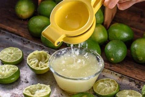 geriebene Limettenschale und frisch gepresster Limettensaft