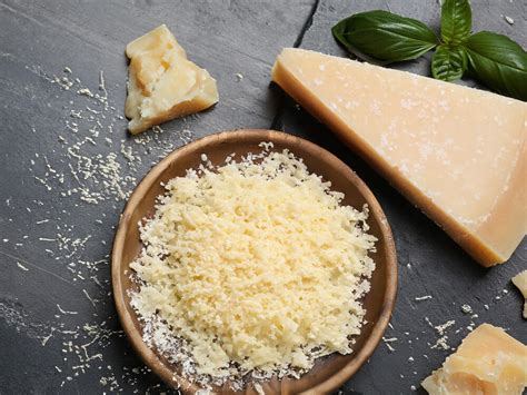 geriebener Parmesan und Crème fraîche in einer Schüssel
