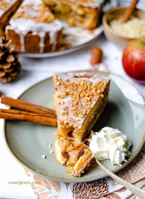 geroestete mandeln und zuckerguss auf apfelkuchen