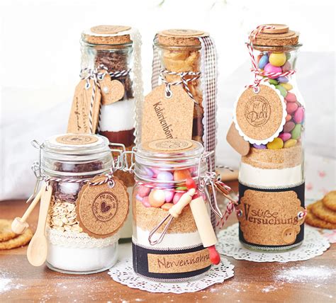 geschenkverpackte cookies-backmischung mit anhänger