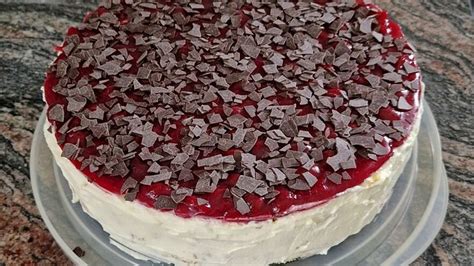 geschichtete Waffeltorte mit roter Grütze und Sahne