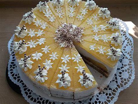 geschichtete torte mit aprikosenpüree die über den rand läuft