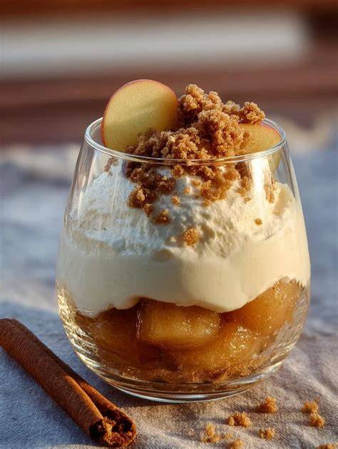 geschichtetes Apfeldessert im Glas mit Sahne und Schokolade